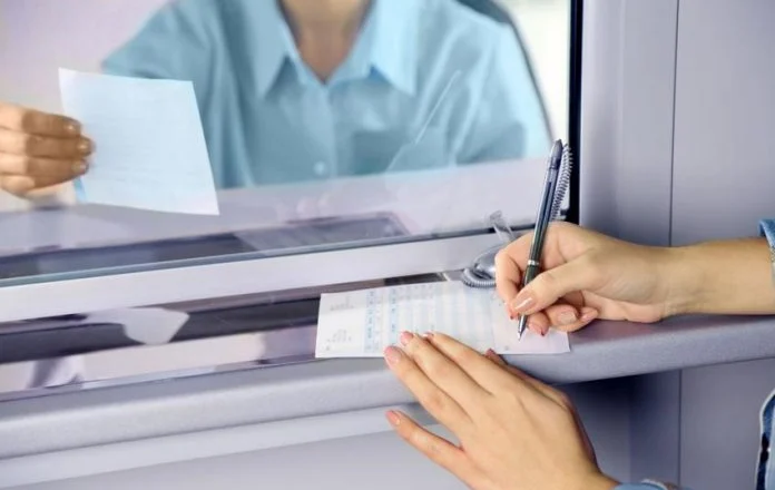 Vetëm 46% e të rriturve në Shqipëri kanë një llogari bankare, sa gjysma e mesatares globale