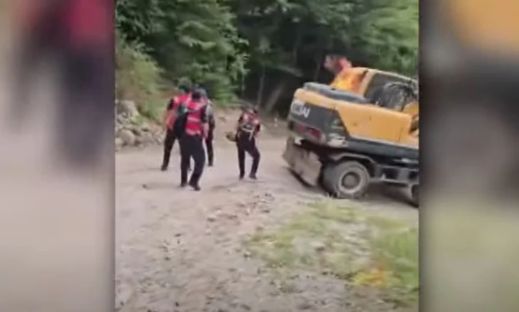 VIDEO/ Aksioni i IKMT bashkë me policët, momenti kur mjetet e rënda u sulmuan me bomba molotov