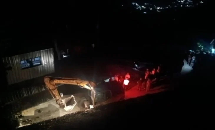 VIDEO/ Aksioni në Theth! Prishet banesa pas disa orëve tensione! Banorët u futën në godinë, përplasje me policinë