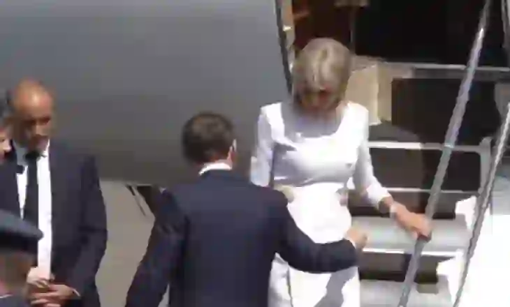 Video/ Episod i ri mes Macron dhe Brigitte, Zonja e parë e Francës nuk i jep dorën bashkëshortit teksa ajo zbret nga avioni në Londër