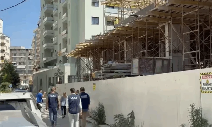 VIDEO / Fill pas fjalës së Ramës, IKMT ‘zbarkon’ në Vlorë dhe sekuestron pallatin