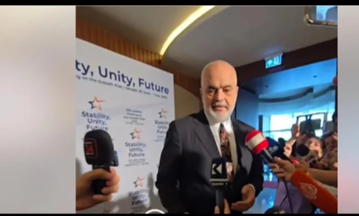 VIDEO/ Gazetarja ulet në gjunjë për ta intervistuar, Rama me batutë: Çunat duhen çuar në riedukim