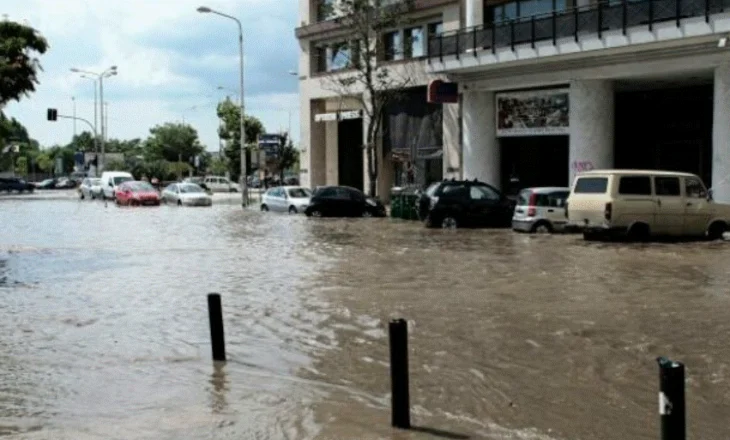 Video/ Greqia përfshihet nga stuhi të forta, përmbytje në Selanik