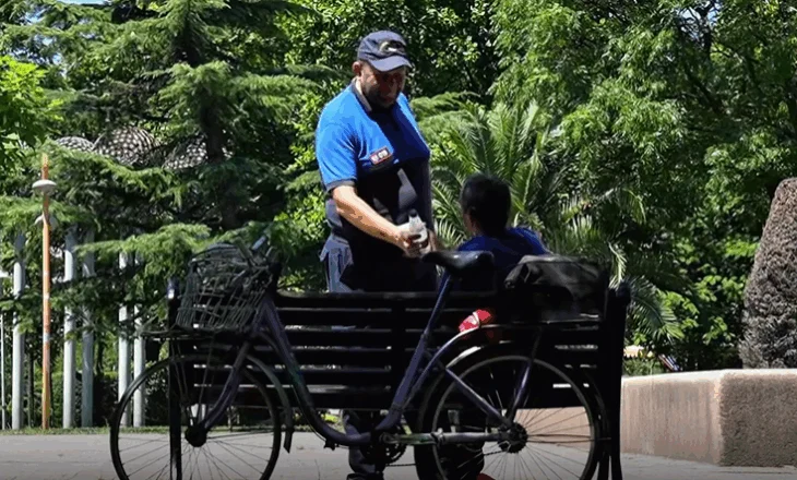 VIDEO/ I nxehti në vend, policia bashkiake në Shkodër shpërndan shishe me ujë tek qytetarët