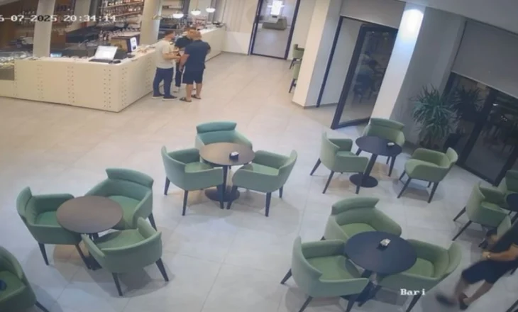 VIDEO/ Kamarieri rrihet për një bidon uji në Vlorë/ Nënkomisari dhunon 18-vjeçarin në lokal, momenti kur e godet në kokë