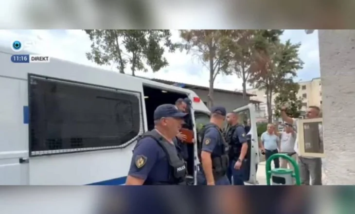 VIDEO/ Kërkon lirimin me kusht, Ervin Salianji mbërrin në Gjykatën e Fierit