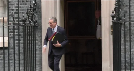 Video/ Kryeministrin britanik nuk e mbajnë këmbët