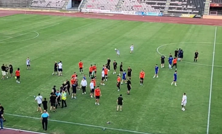 Video/ Nisi si miqësore, përfundoi si luftë! Plas grushti në futbollin shqiptar, në fushë futen edhe tifozët