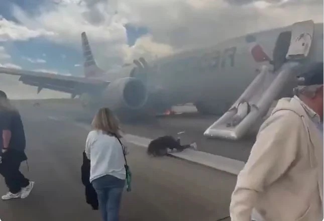 Video/ Pasagjerët përdorin rrëshqitësen për t’u evakuuar pasi aeroplani i American Airlines përfshihet nga flakët në Denver
