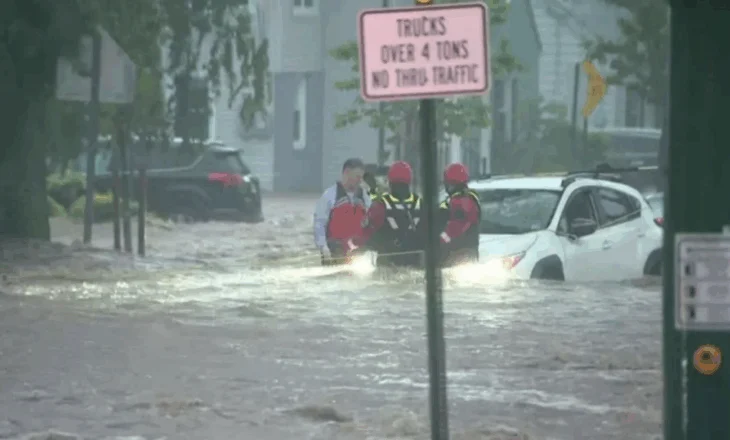 VIDEO/ Përmbytet metroja në New York, “paralizohet” qyteti