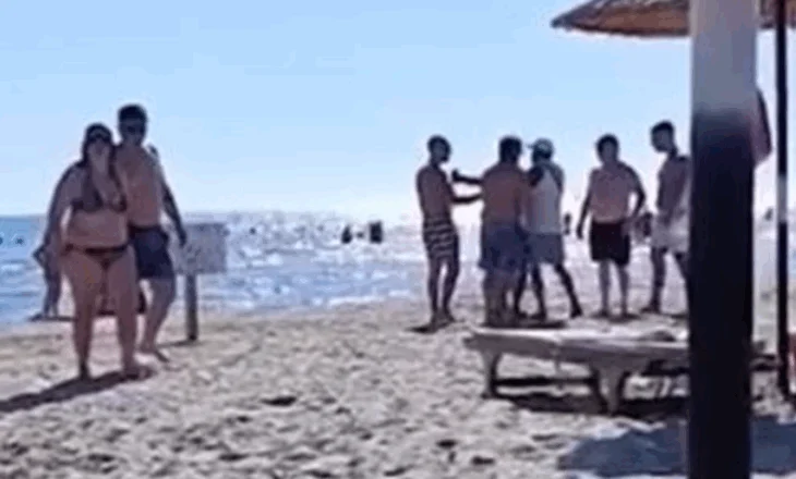 VIDEO/ Plas sherri edhe në plazhin e Durrësit, përplasje fizike mes dy të rinjve dhe punonjësit të çadrave