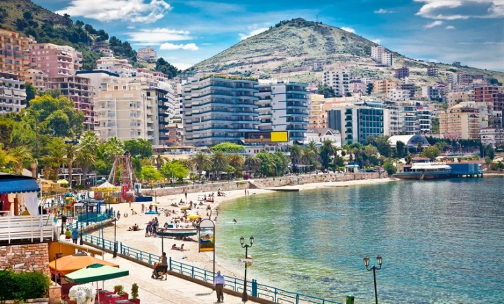 VIDEO / Saranda dhe Ksamili plot me turistë, tregojnë pse kanë zgjedhur që të pushojnë atje