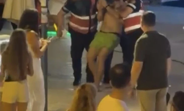 VIDEO/ Sarandë – Po ecte me thikë në dorë mes qytetarëve, policia neutralizon shtetasin e huaj
