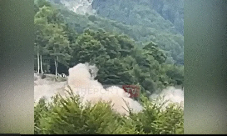Video/ Shembet ndërtesa e fundit në Theth, shpërthimi i komanduar përmbyll aksionin ndaj objekteve pa leje 