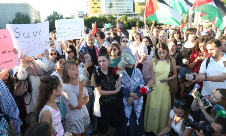 VIDEO-SYRI TV/ Aktivistja Greta Thunberg protestë në Tiranë në mbrojtje të popullit palestinez: Rama të mbajë qëndrim