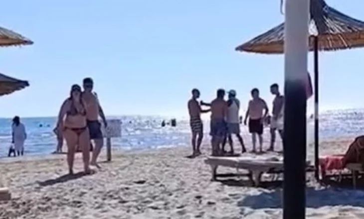 VIDEO/ U kërkoi të mos luajnë me top pranë pushuesve, të rinjtë dhunojnë rojën e plazhit