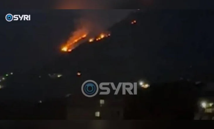 VIDEO/ Zjarri në Borsh vijon prej mesditës, flakët rrezikojnë banesat