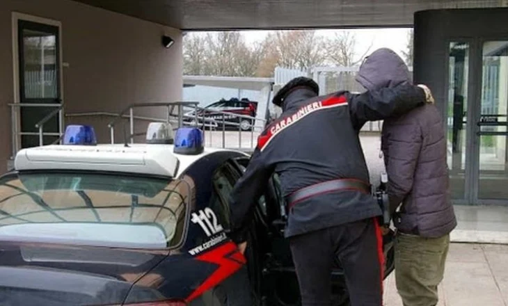 Vidhnin karburant nga makinat e parkuara në Breshia, arrestohen shqiptarët