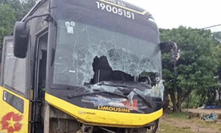 Vietnam/ Dhjetë të vdekur nga përmbysja e një autobusi, mes viktimave edhe dy fëmijë