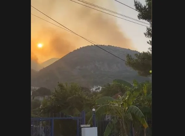 Vijojnë aktive vatrat e zjarrit në disa fshatra të Delvinës, 11 banesa të djegura dhe mbi 2 mijë banorë të evakuuar