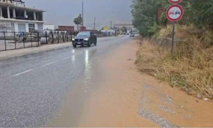 Vijojnë reshjet e dendura të shiut në Kukës, autoritetet thirrje drejtuesve të mjeteve: Tregoni kujdes! Ja cilat akse janë problematike