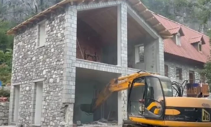 Vijon aksioni për prishjen e ndërtimeve pa leje në Theth, shembet ndërtesa 2 katëshe