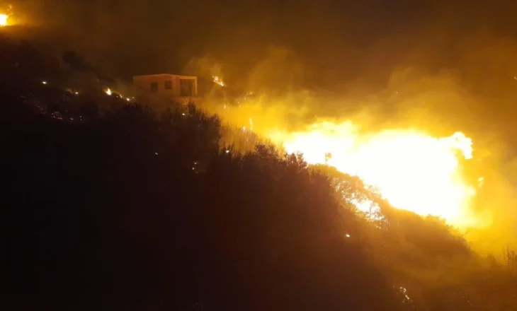 Vijon me epërsi zjarri mbi fshatin Sasaj, ende disa vatra aktive në Himarë! Zjarrfikësit në luftë me flakët
