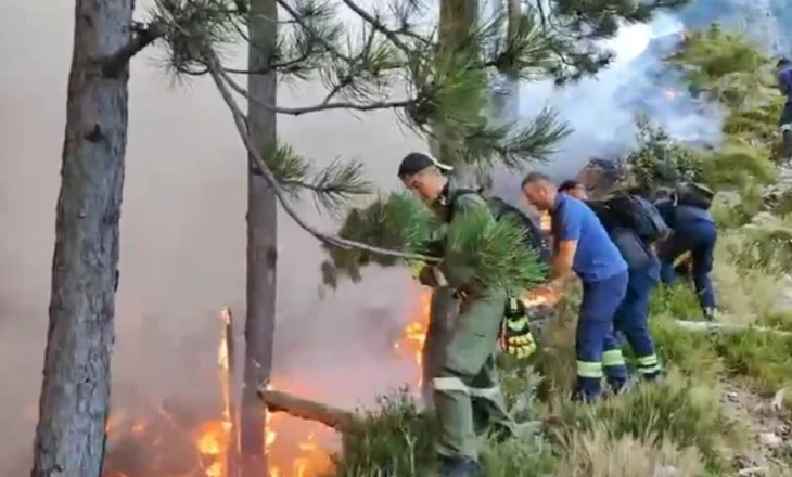 Vijon prej dy ditësh zjarri në malin e fshatit Dukat, digjet një sipërfaqe e konsiderueshme! Zjarrfikësit ndërhyrje nga toka dhe ajri