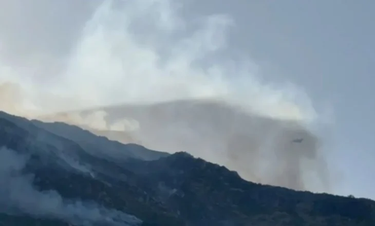 Vijon zjarri në Dukat, nis ndërhyrja nga ajri me dy avionët e ardhur nga Greqia