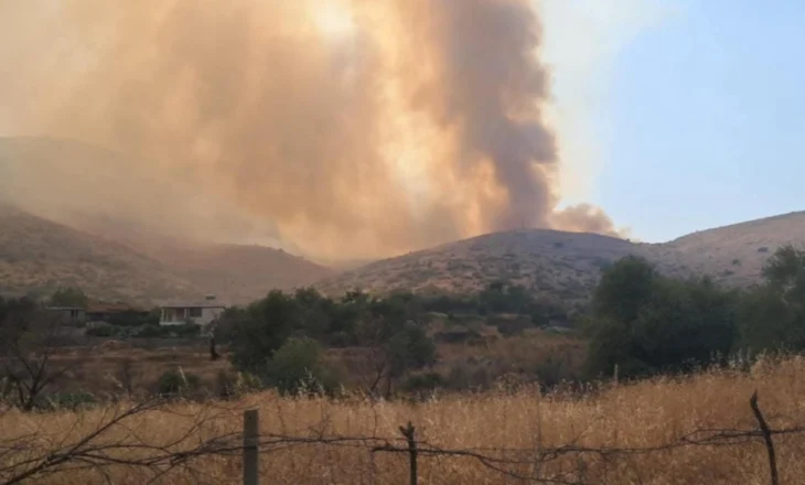 Vijon zjarri në fshatin Markat të Konispolit, terreni i thepisur vështirëson punën për shuarjen e flakëve