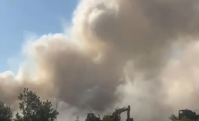 Vijon zjarri në fushën e mbetjeve pranë inceneratorit të Elbasanit, tymi pushton zonën