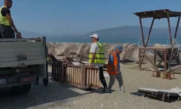 Vlonjatët më të bindur! Policia largon çadrat pa leje nga plazhi, zaptuesit bashkëpunojnë
