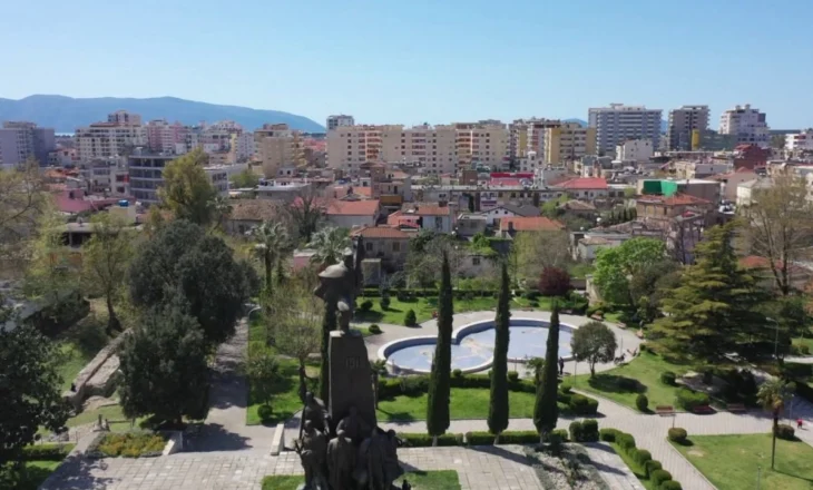 Vlora me kulla? Debate në këshill, rrëzohet parku fotovoltaik. Kalon projekti i stadiumit