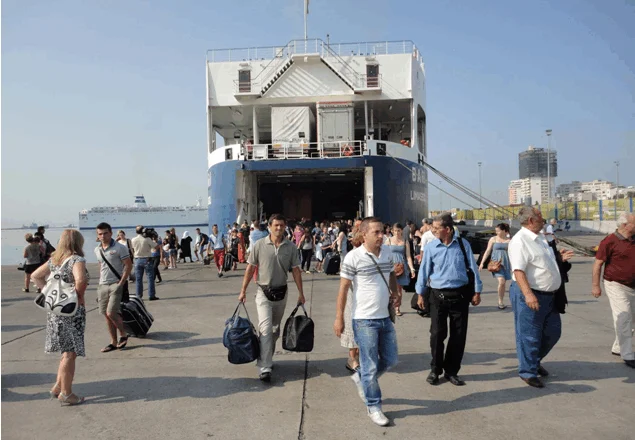 Vlora në pikun e sezonit, mbi 1500 pasagjerë hynë në fundjavë me traget nga Italia