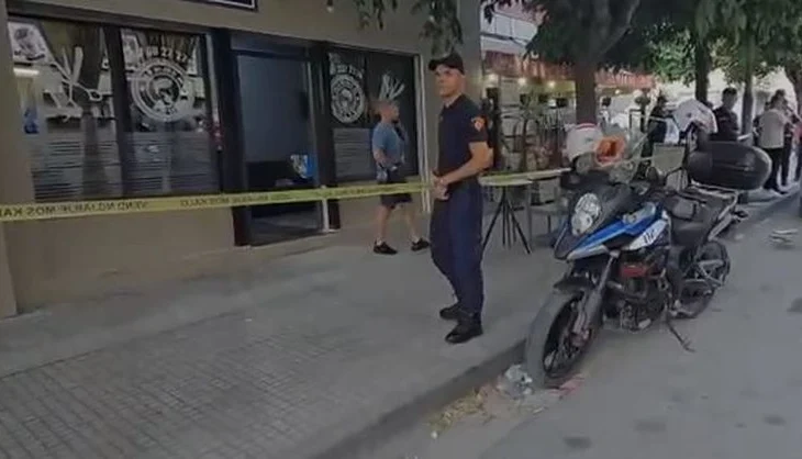 Vlorë/ I riu goditet me thikë pranë zemrës brenda një berberhane
