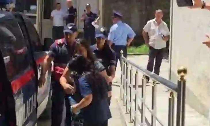 Vrasja makabre e 55-vjeçarit nga e bija dhe i dashuri i saj, autorët mbërrijnë në gjykatë për masën e sigurisë