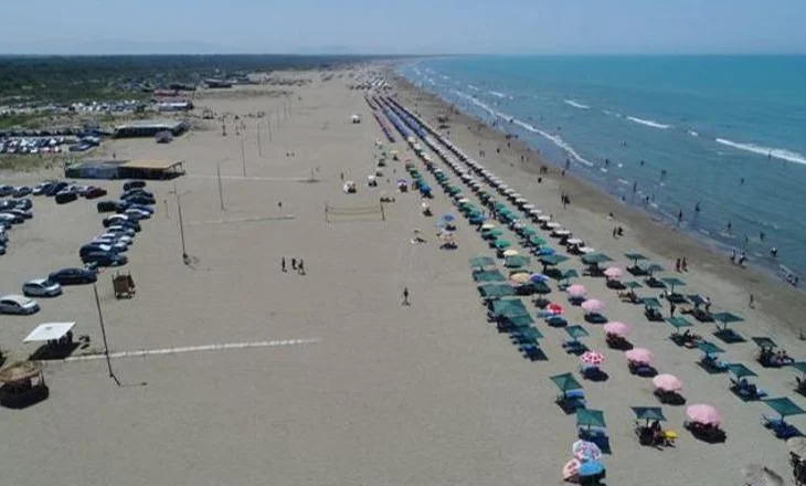 Zaptoi hapësirën publike në plazhin e Darëzezës, policia sekuestron 62 çadra e shezlongë