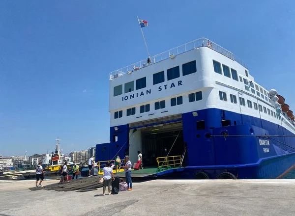 “Zbarkim” në Vlorë, rreth 600 udhëtarë dhe 120 automjete erdhën mëngjesin e sotëm