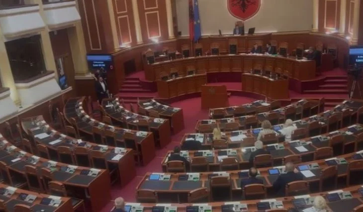Zbrazen karriget e PD/ Deputetët e opozitës largohen nga Kuvendi, ironizon Balla: Ora 5 e mirë për gjumë