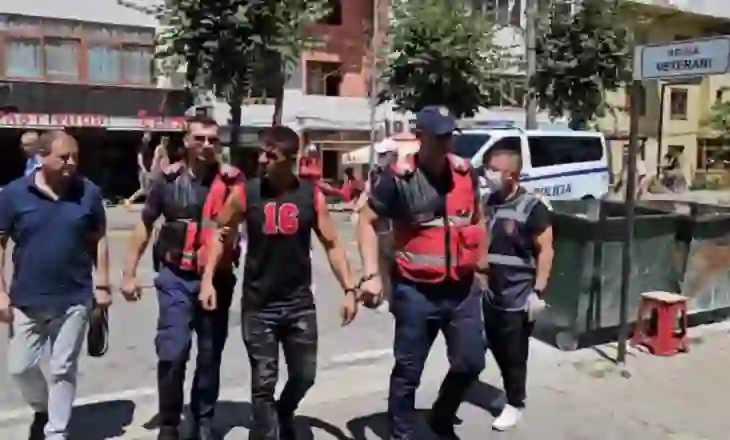 Zbulohet autori i vrasjes në Pogradec/ Viktima u mbyt dhe u godit me thikë nga i dashuri, më pas u dogj shtëpia