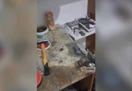 Zbulohet punishtja e prodhimit të silenciatorëve e u kap me armë/Pranga 30 vjeçarit