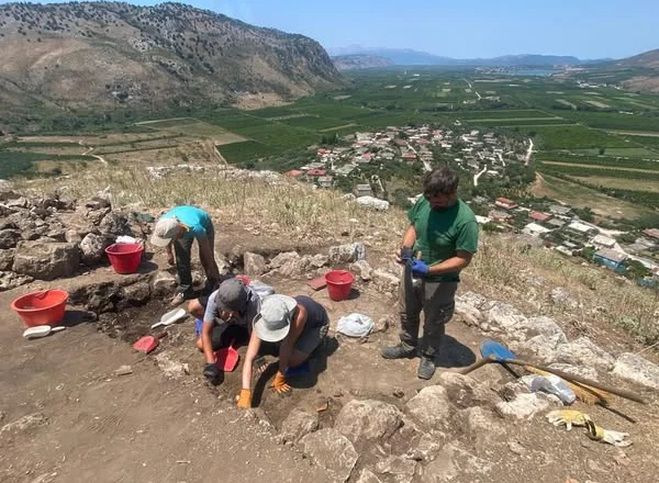 Zbulohet varreza në bazilikën mesjetare gjatë gërmimeve në Çukën e Ajtoit
