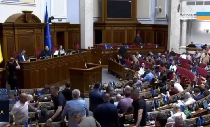 Zelensky rrëzon ligjin antikorrupsion/ Sherr në parlamentin ukrainas, dy deputetë përleshen me njëri-tjetrin