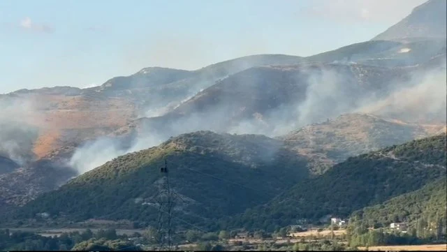 Zjarr në fshatin Brataj të Selenicës, era e fortë përhap flakët