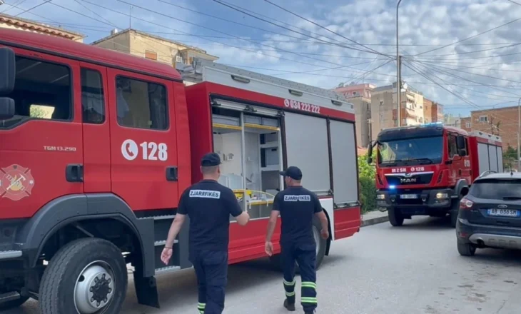 Zjarr në fshatin Strelcë në Maliq, shërbimi zjarrfikës nisët drejt vendngjarjes për të shuar flakët