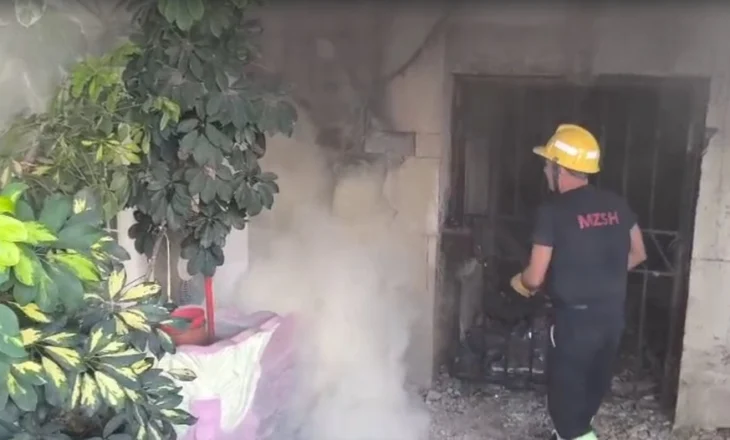 Zjarr në kabinën elektrike të një pallati në Gjirokastër, banorët në panik