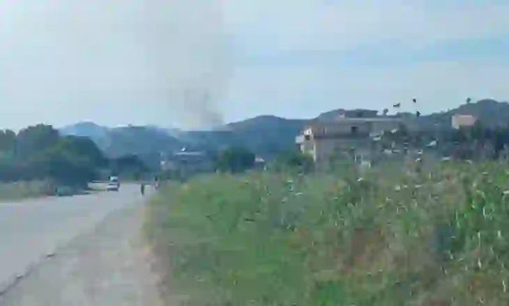 Zjarr në kodrat e Peqinit, nuk e shuan as ndërhyrja e 2 helikopterëve
