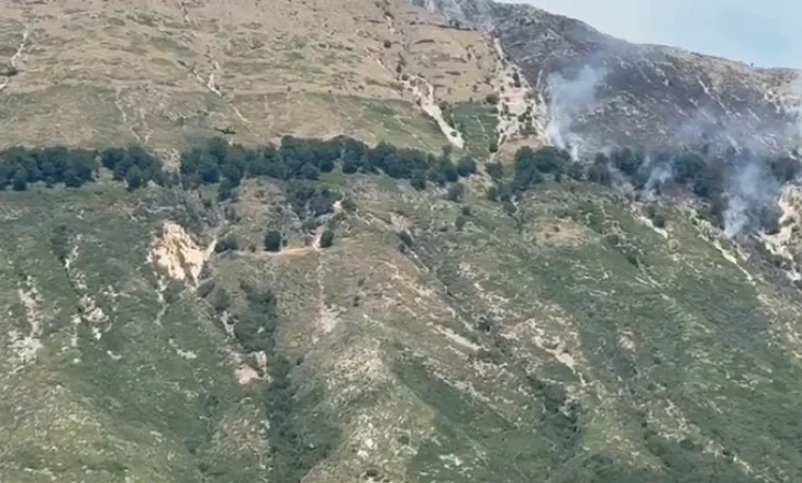 Zjarr në malin Vastak në Dukat, helikopteri vjen në ndihmë pas dështimit të ndërhyrjes nga toka, flakët jashtë kontrollit