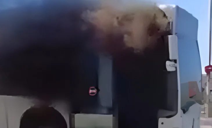 Zjarr në mes të Tiranës!/ Urbani merr flakë me pasagjerë brenda, momente frike në kryeqytet (VIDEO)