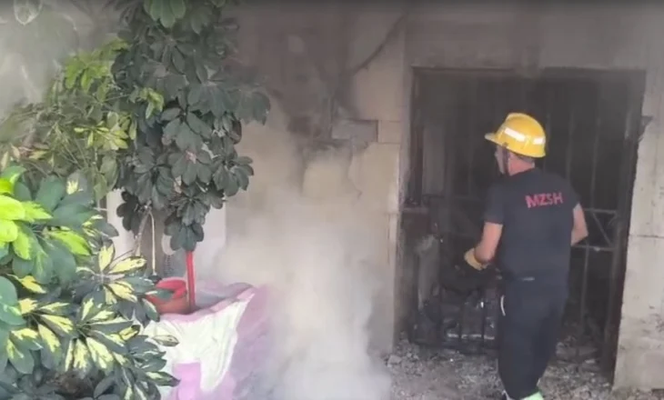 Zjarr në një pallat në Gjirokastër